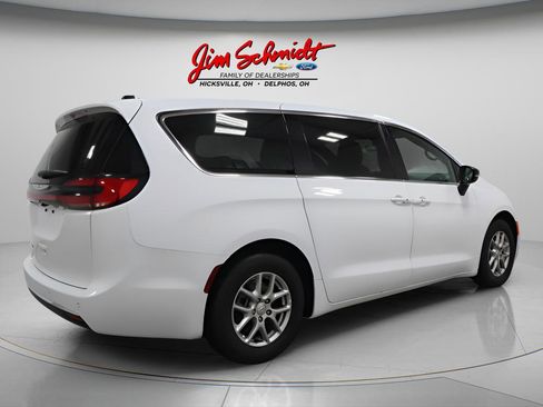 Used 2025 Chrysler Pacifica Select image 6
