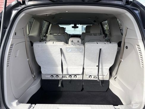 Used 2017 Chrysler Pacifica Touring-L image 9