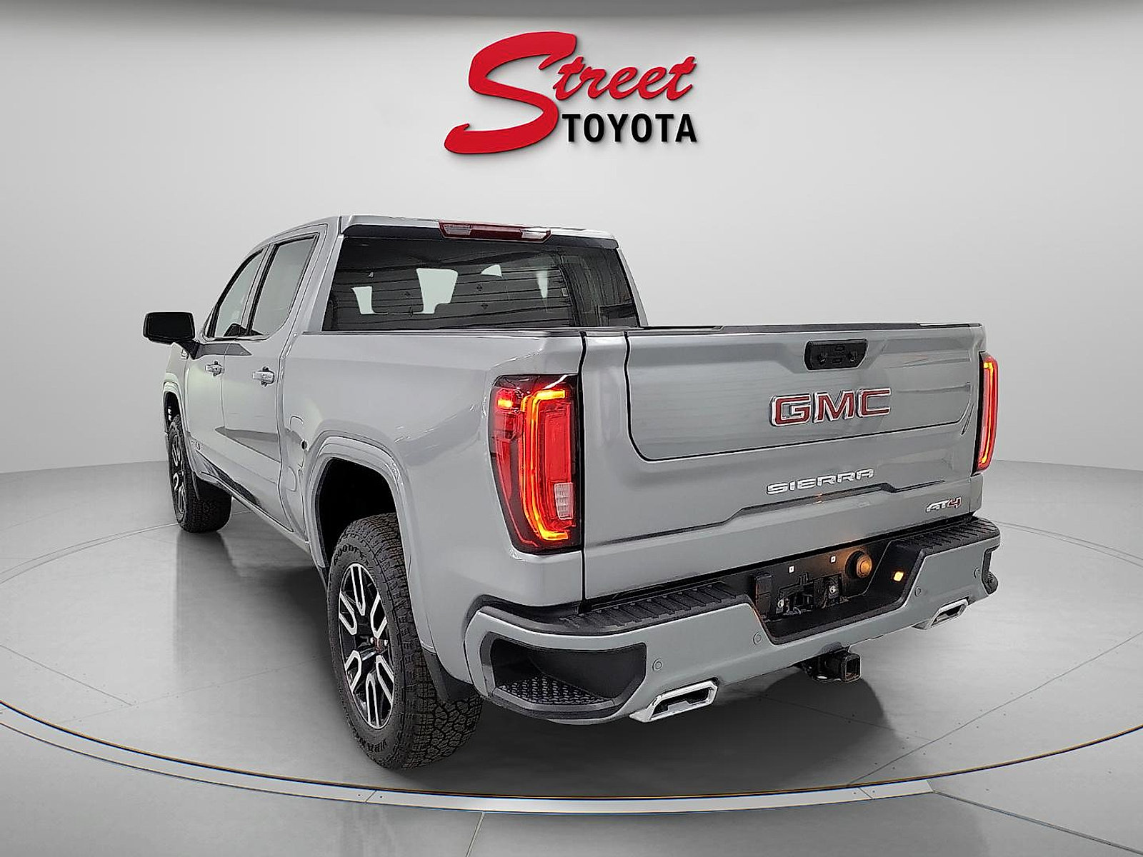 Used 2024 GMC Sierra 1500 AT4 AWD/4WD image 2