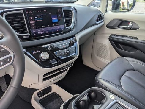Used 2024 Chrysler Pacifica Touring-L FWD image 21