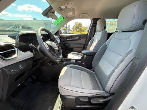 Used 2024 Chevrolet TrailBlazer LS FWD image 17