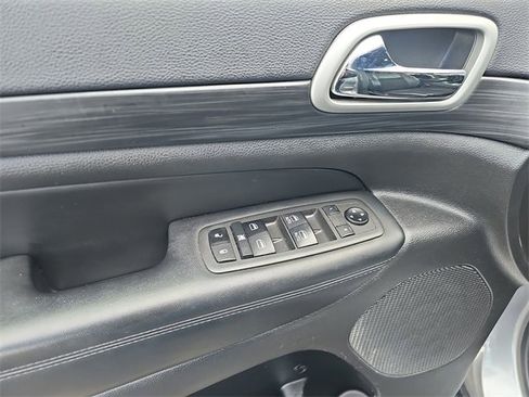 Used 2021 Jeep Grand Cherokee Laredo X image 21