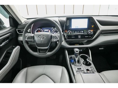Used 2023 Toyota Highlander XLE image 31