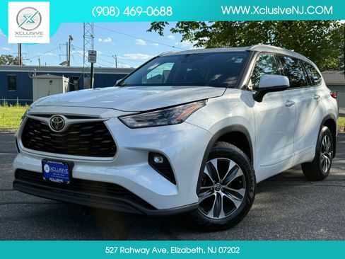 Used 2022 Toyota Highlander XLE AWD/4WD image 1