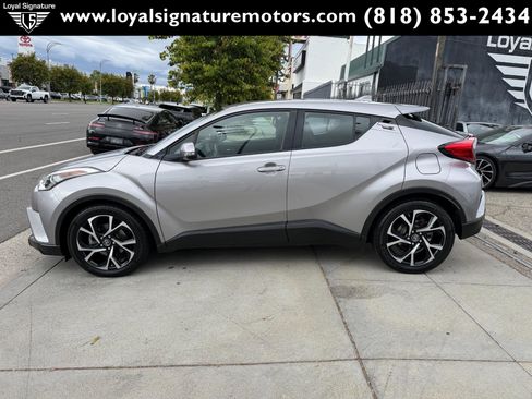 Used 2018 Toyota C-HR XLE FWD image 4