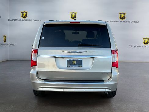 Used 2016 Chrysler Town & Country Limited image 6