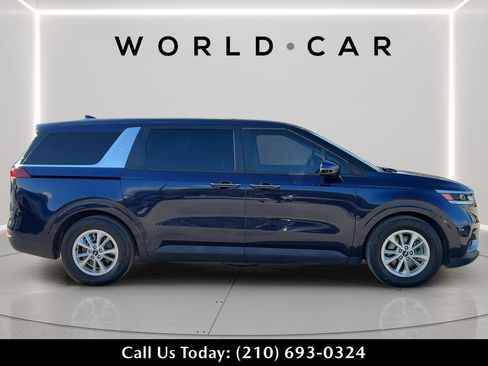 Used 2024 Kia Carnival LX FWD image 2
