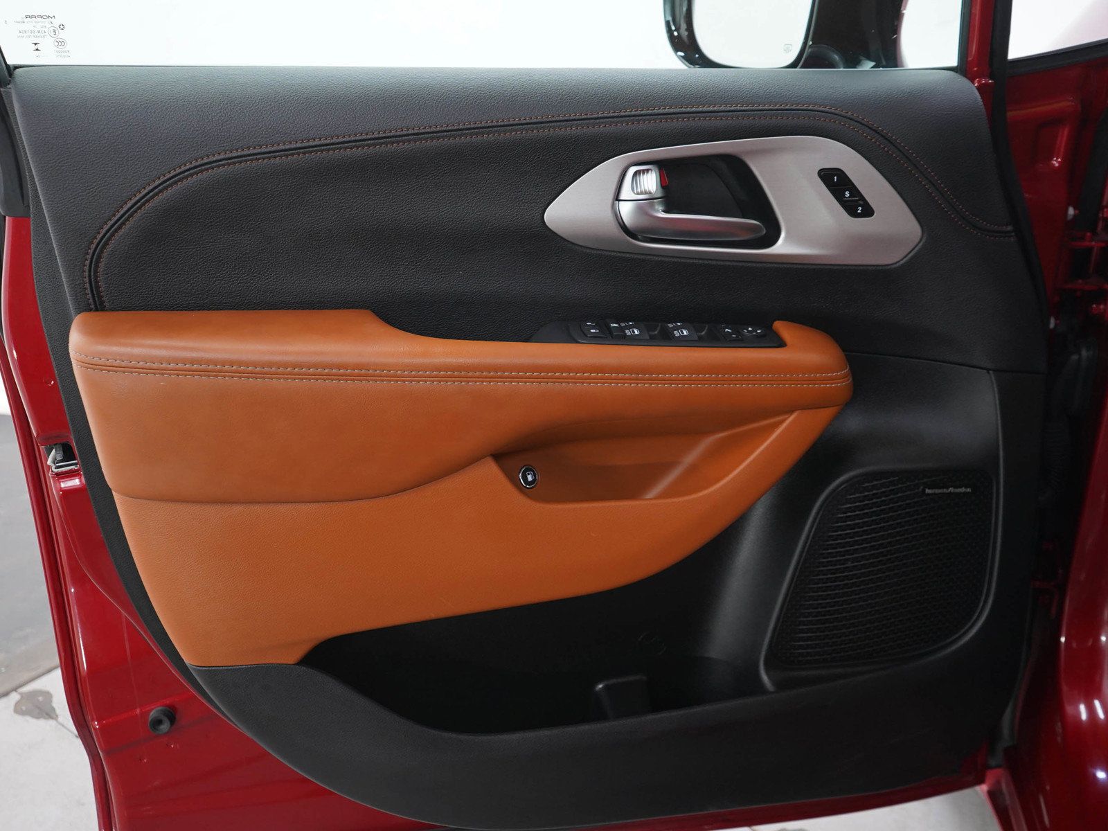 Used 2025 Chrysler Pacifica Pinnacle FWD image 21