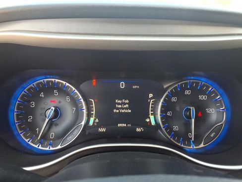 Used 2021 Chrysler Pacifica Touring-L FWD image 8