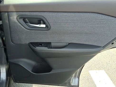 Used 2021 Nissan Rogue SV image 14