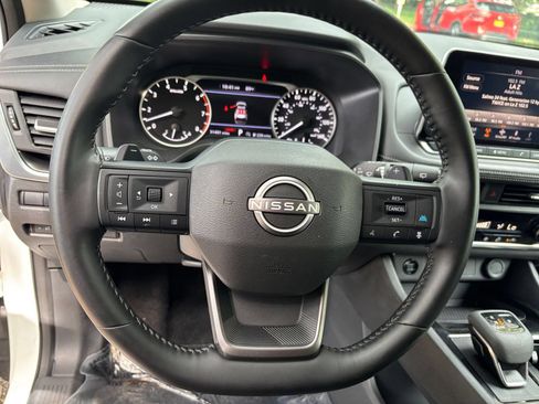 Used 2025 Nissan Rogue SV FWD image 29