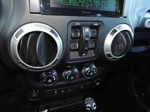 Used 2018 Jeep Wrangler Unlimited Rubicon w/ Connectivity Group image 27