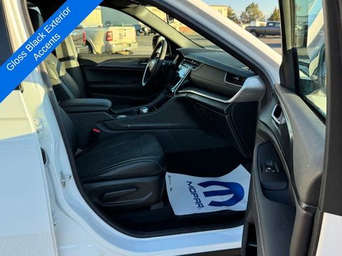 New 2025 Jeep Grand Cherokee L Altitude image 12