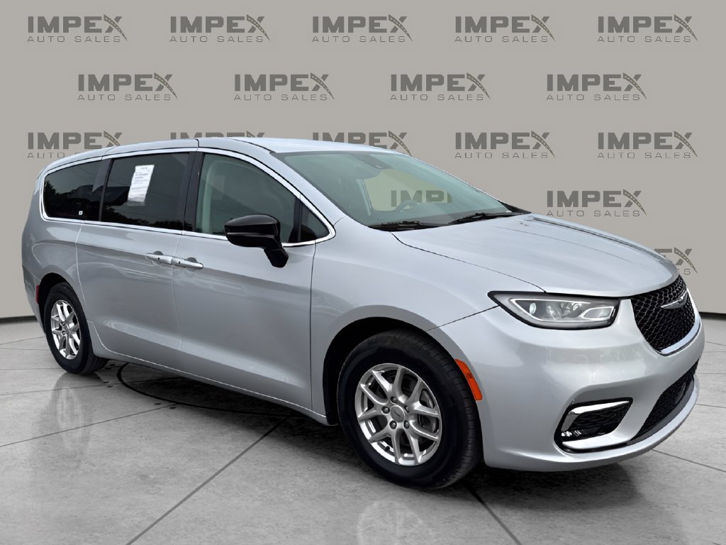 Used 2024 Chrysler Pacifica Touring-L FWD image 7