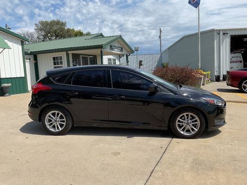 Used 2018 Ford Focus SE FWD image 2