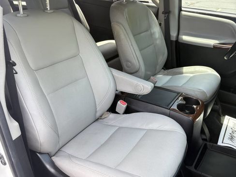 Used 2017 Toyota Sienna Limited Premium FWD image 45
