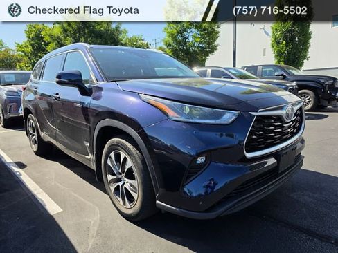 Used 2021 Toyota Highlander XLE AWD/4WD image 3