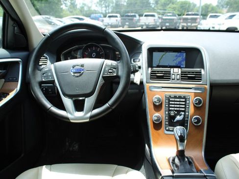 Used 2017 Volvo XC60 T5 Inscription w/ Preferred Option Package FWD image 16