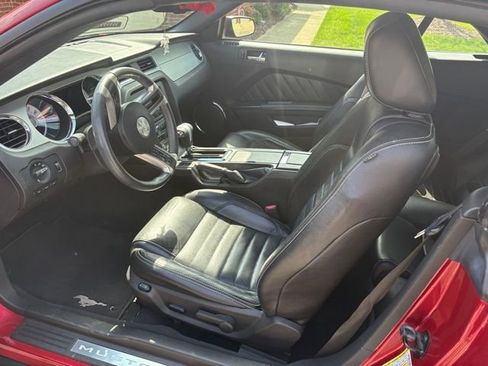 Used 2010 Ford Mustang Convertible image 3