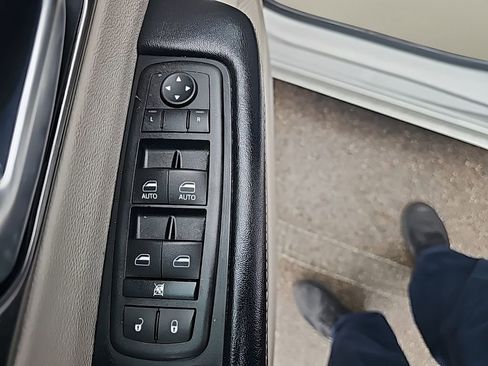 Used 2024 Chrysler Pacifica Touring-L FWD image 11