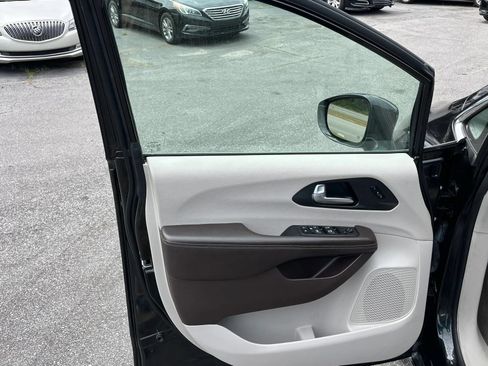Used 2021 Chrysler Pacifica Touring-L FWD image 8
