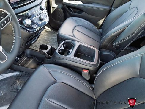Used 2025 Chrysler Pacifica Select FWD image 30