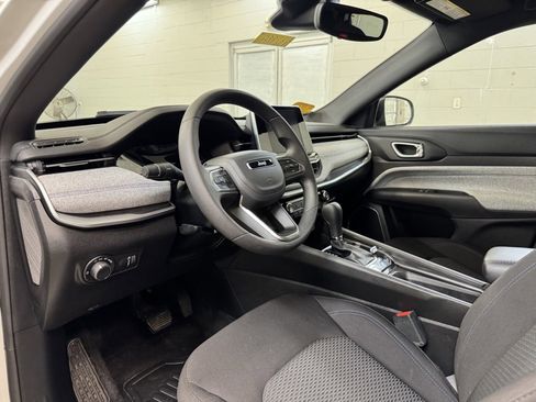 Used 2025 Jeep Compass Sport image 12