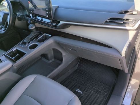 Used 2022 Toyota Sienna XLE image 26