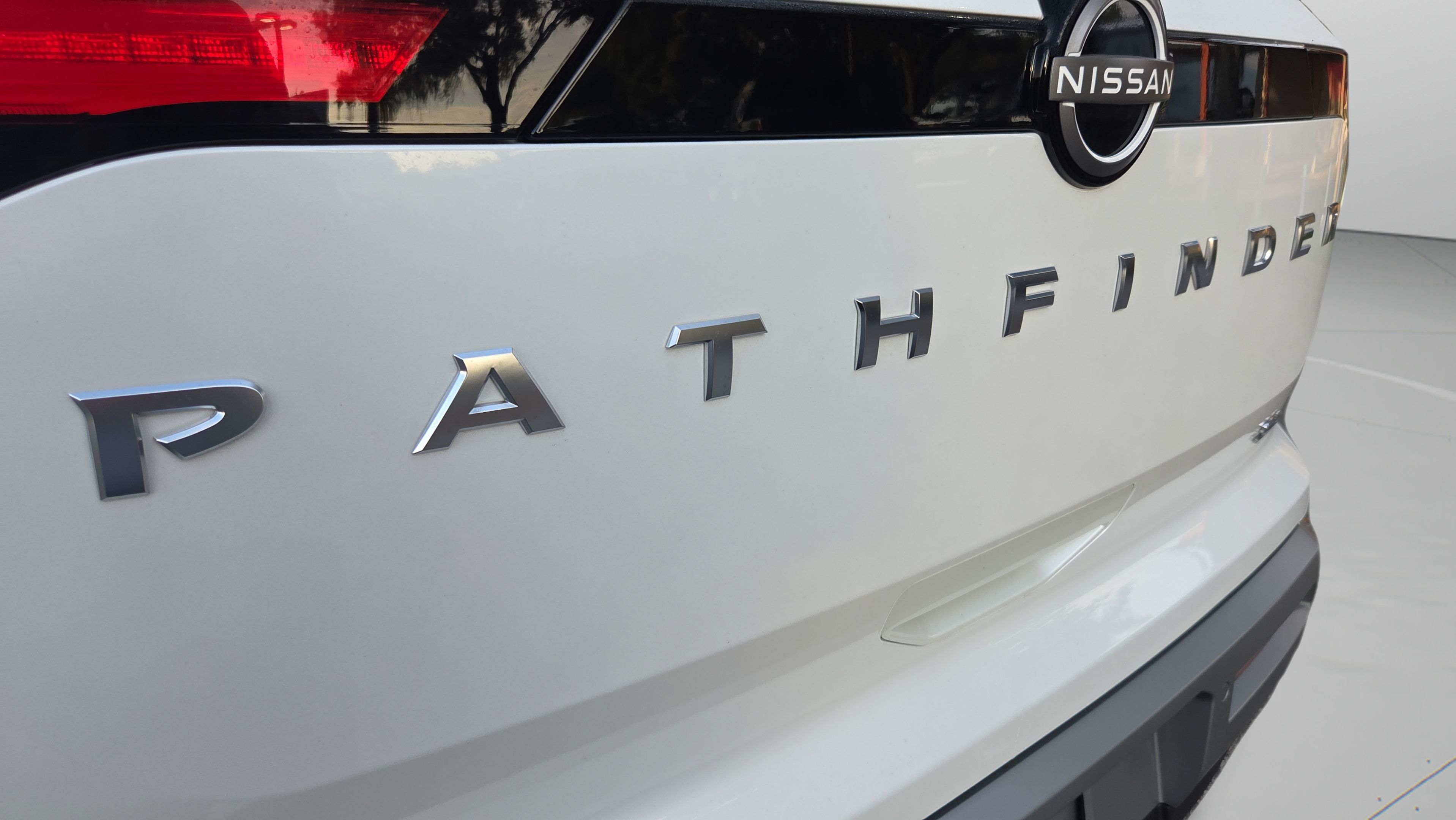 Used 2025 Nissan Pathfinder SL FWD image 16