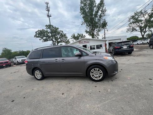 Used 2012 Toyota Sienna XLE w/ Entertainment Pkg FWD image 4