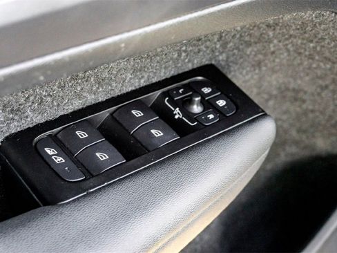 Used 2021 Volvo XC40 P8 Recharge image 11