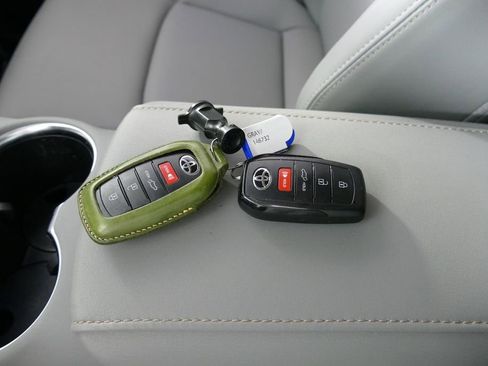 Used 2023 Toyota Venza XLE AWD/4WD image 22