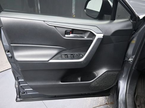 Used 2021 Toyota RAV4 XLE FWD image 18