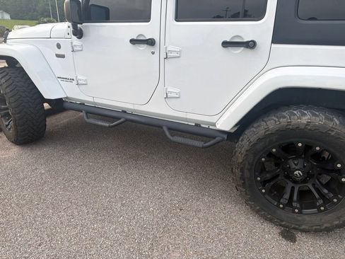 Used 2017 Jeep Wrangler Unlimited Sahara AWD/4WD image 5