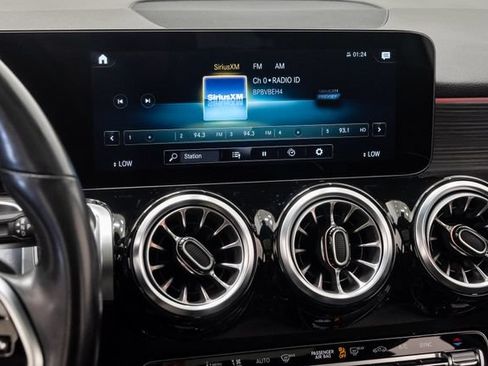 Used 2023 Mercedes-Benz GLB 250 4MATIC w/ Premium Package image 18