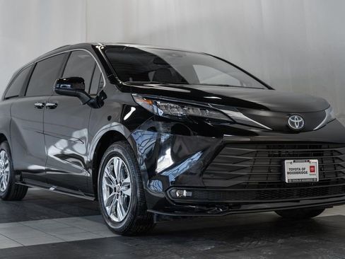 Used 2025 Toyota Sienna XLE image 1