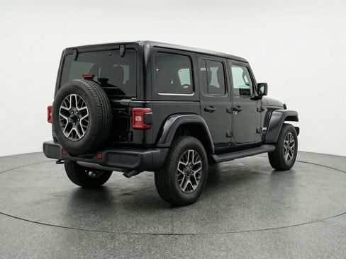 Used 2025 Jeep Wrangler Sahara image 9