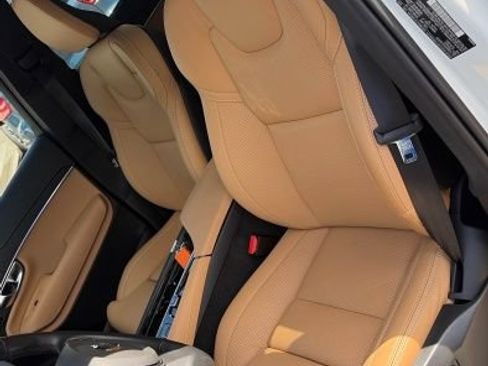 Used 2025 Volvo XC90 B5 Ultra w/ Protection Package Premier AWD/4WD image 8