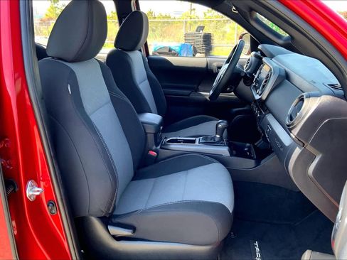 Used 2022 Toyota Tacoma TRD Off-Road image 9