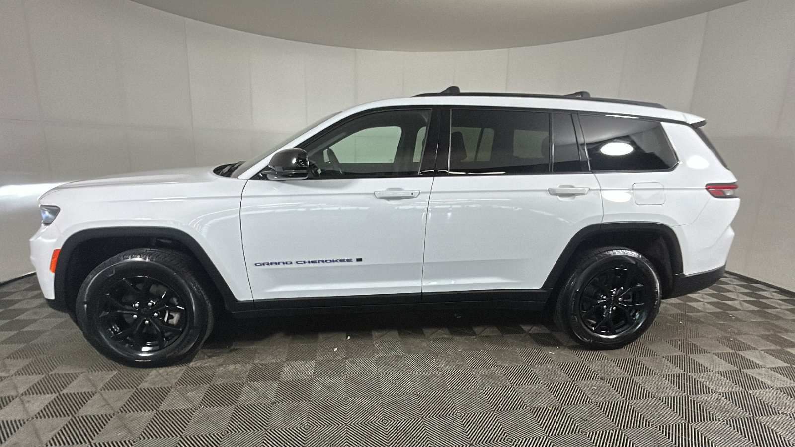 Used 2025 Jeep Grand Cherokee L Altitude AWD/4WD image 6
