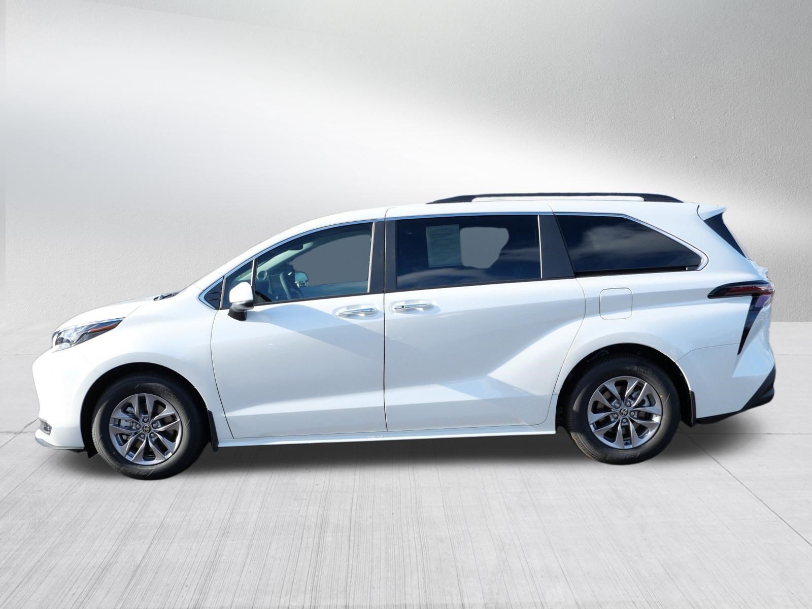 Certified 2026 Toyota Sienna XLE FWD image 4