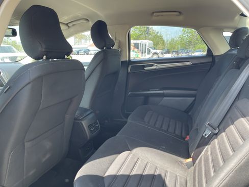 Used 2019 Ford Fusion SE FWD image 11