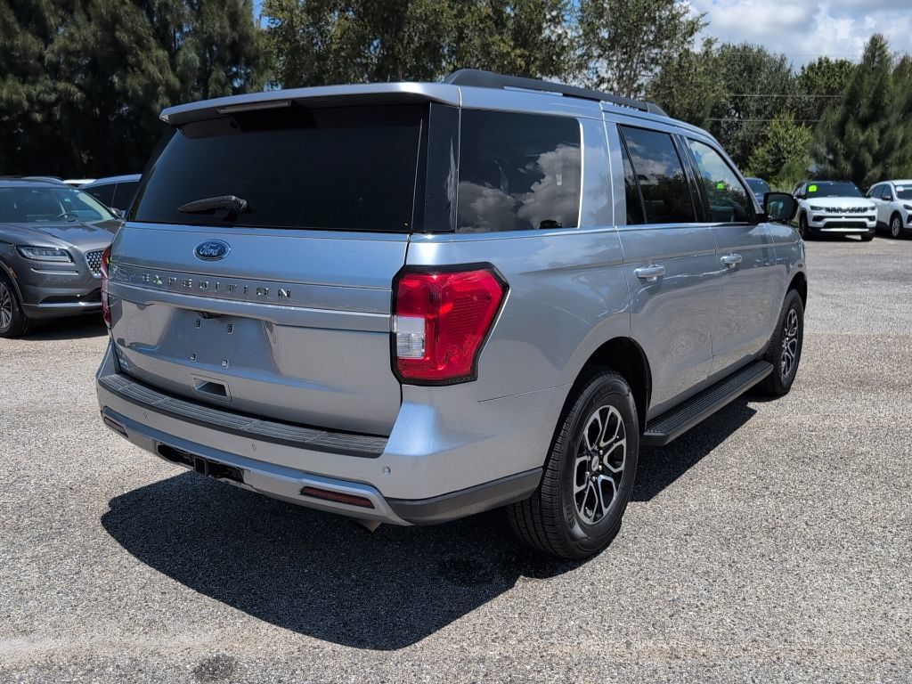 Used 2024 Ford Expedition XLT RWD image 3