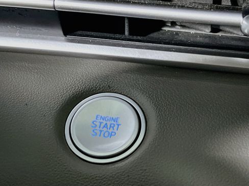 Used 2022 Hyundai Elantra SEL w/ Convenience Package FWD image 23