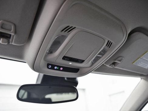 Used 2023 Buick Envision Essence image 18