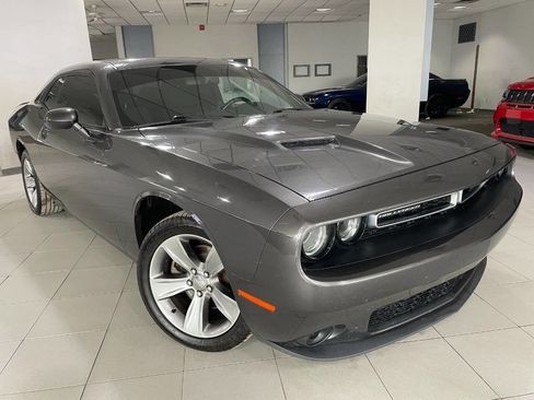 Used 2019 Dodge Challenger SXT image 1