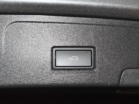 Used 2025 Volkswagen Atlas Cross Sport SE image 32