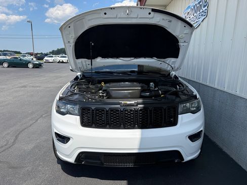 Used 2018 Jeep Grand Cherokee Altitude AWD/4WD image 9