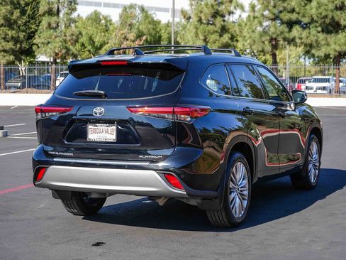 Used 2023 Toyota Highlander Platinum FWD image 7
