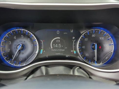Used 2023 Chrysler Pacifica Touring-L FWD image 11